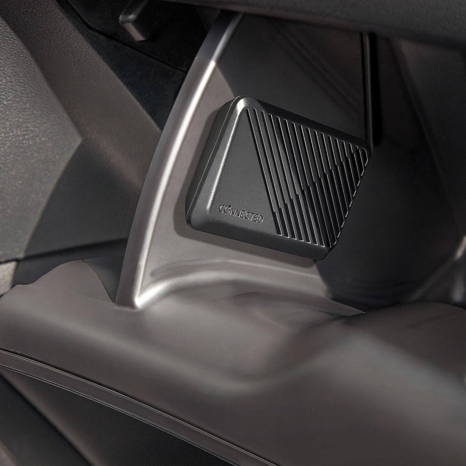 Thinkware dash cam equipped with LTE connectivity for enhanced real-time vehicle monitoring and security.